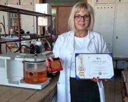 Inventor: Aleksandra Ivetić Invention: Device for adding dry ice to silage plants on farms Nationality: Serbian Inventor: Aleksandra Ivetić Invention: Device for adding dry ice to silage plants on farms Nationality: Serbian