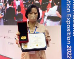 IFIA Medal Awarded to Mrs. Han Soonok from South Korea for the invention ”Multipurpose Funnel ” KIWIE 2022 - Goyang, South Korea